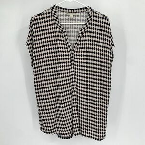 Dana BuchMan Black and ivory Geo Pattern Top